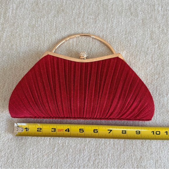 D’margeaux New York, Elegant Red Evening Clutch with Gold Chain - Picture 15 of 16